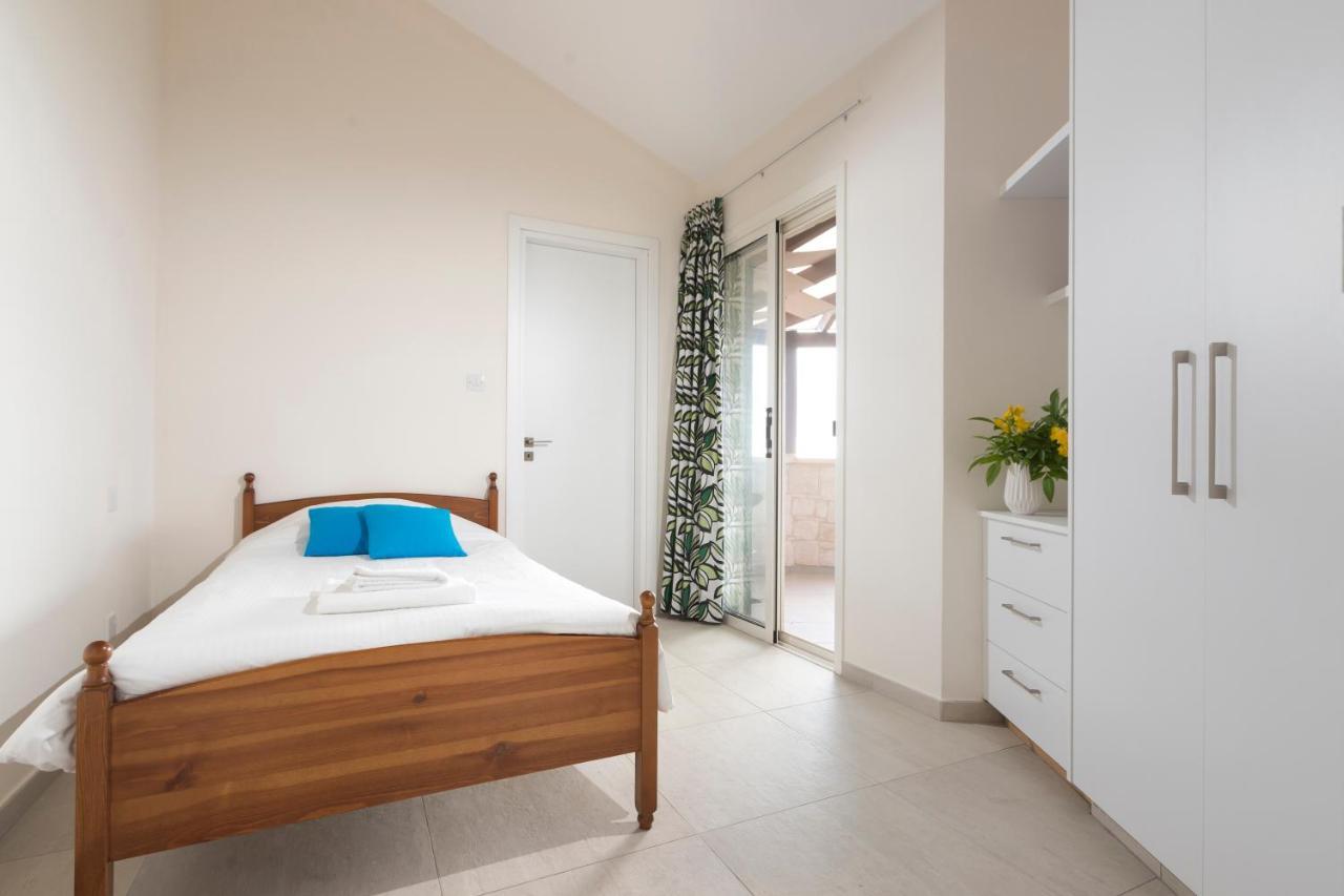 Resitour - Perneri Four Bedroom Villa Paphos Esterno foto